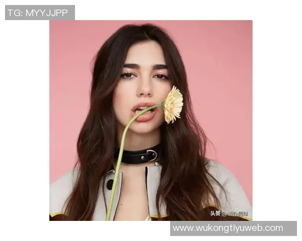 歌手杜阿利帕现场观战博卡与河床引发争议手持两队球衣合影引热议