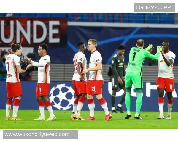 拜仁新款热身服色彩斑斓引发球迷热议纷纷吐槽设计失误