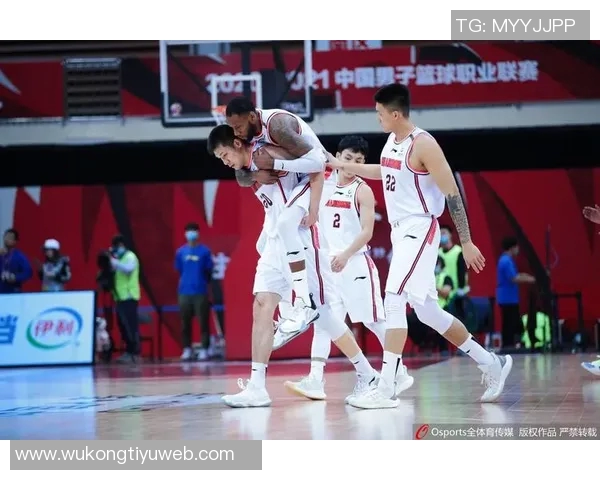 弗里曼防守丹尼斯三分时垫脚被判定为一级恶意犯规引发争议 弗里曼防守丹尼斯三分时垫脚被判定为一级恶意犯规引发争议